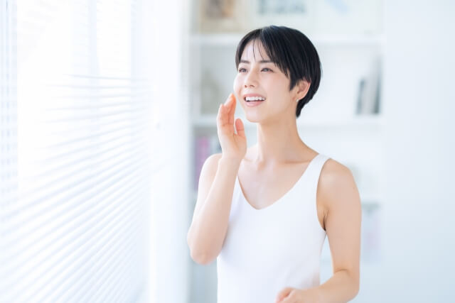 スキンケアをする様子