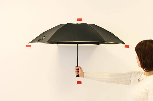 傘を水平にまっすぐ持つ写真