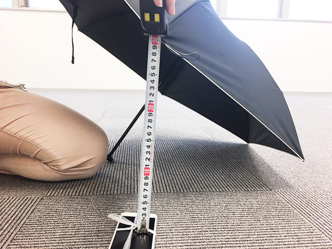 傘の先端に重りをつける写真