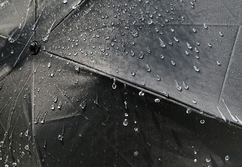 美白日傘は、このように水をはじきます。また、生地内部に水がしみることはありません。