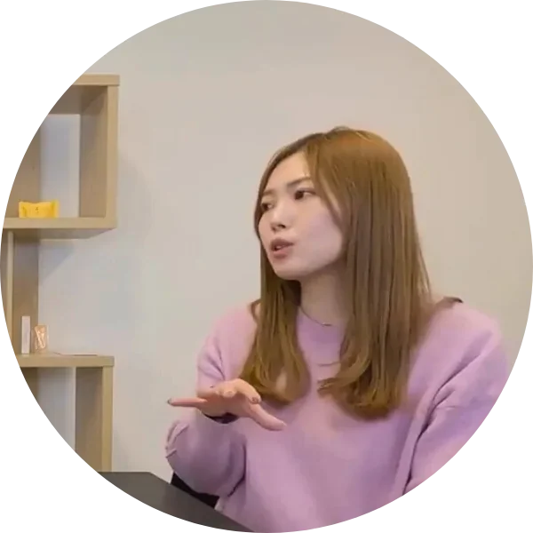 インタビューに答える上田多香子様